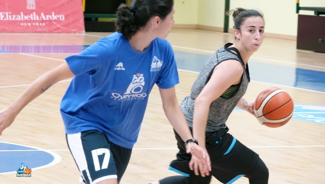 Entrenamiento individual de Silvia Domínguez en el pabellón de Würzburg