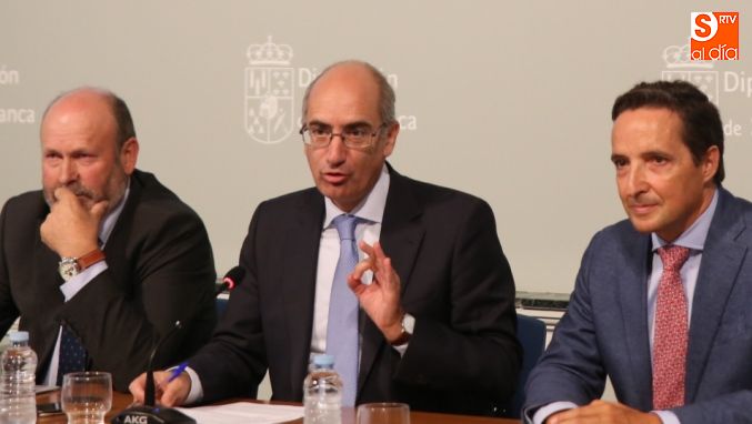 El presidente de la Diputación de Salamanca, Javier Iglesias,  entre el vicerrector de Innovación y Transferencia de la USAL, Juan Manuel Corchado, y el presidente de Caja Rural de Salamanca, Ernesto Moronta / Foto de Alberto Martín