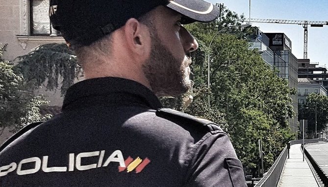 La Policía insiste en la importancia de no proporcionar o compartir nunca imágenes privadas o comprometedoras a través de las redes sociales