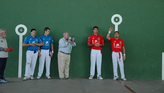 El alcalde de Ledesma, junto a parte del elenco de pelotaris antes de la disputa de los partidos
