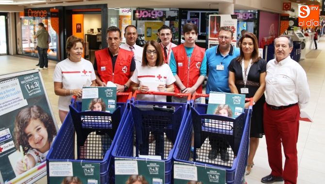 Foto familiar de todos los colaboradores en la Vuelta al Cole Solidaria