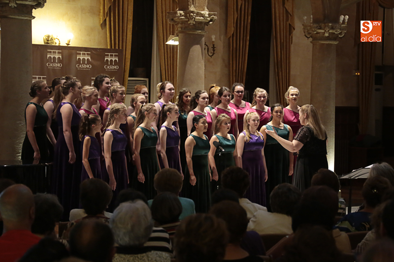 Éxito del coro Amabile Girls que completa el aforo del Casino