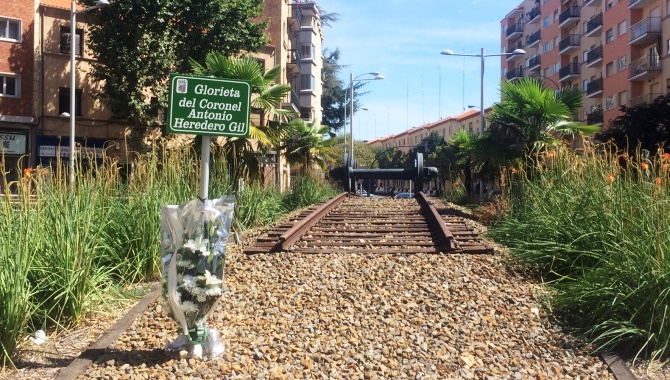 Foto del ramo de flores en la glorieta Coronel Antonio Heredero Gil