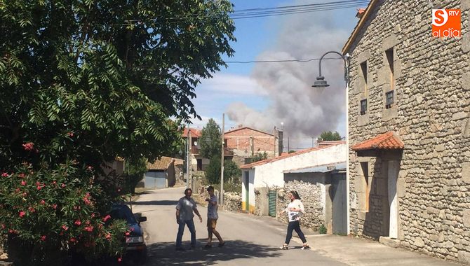 Aspecto del incendio desde la localidad de Trabanca / FOTOS: JUANJO MORÁN