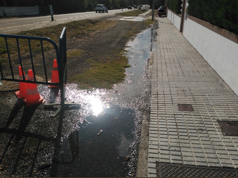 Foto 2 - Seis días sin reparar la rotura de una tubería en la carretera de Madrid