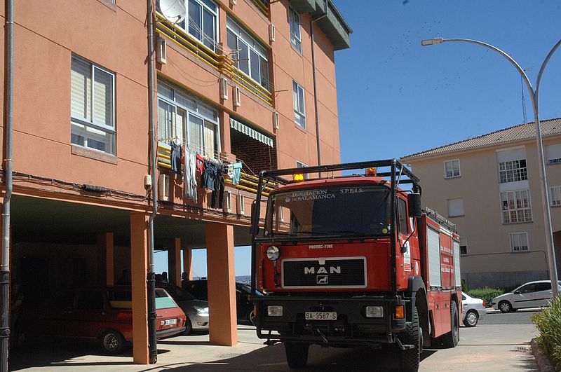 La humareda de un incendio doméstico provoca el desalojo de un inmueble en Guijuelo 