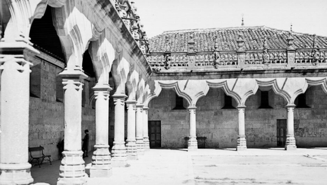 El Patio de Escuelas Menores, historia viva de la Universidad