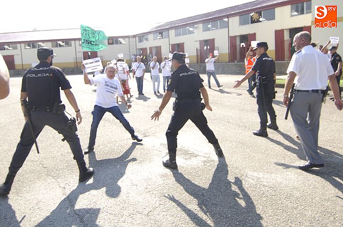 Policía y seguridad controlando a los manifestantes. Fotos: Adrián Martín