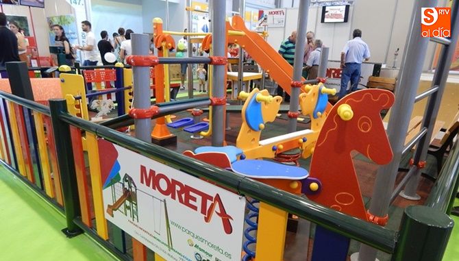 Stand de Mobiliario Urbano Moreta, en el pabellón central de Salamaq