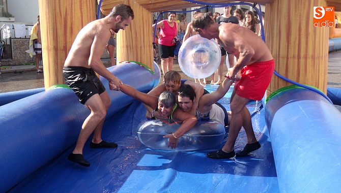 Los mayores disfrutaron del tobogán acuático como los pequeños si no más / CORRAL