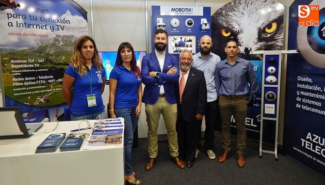 El equipo de Amtel & Azul Teleco, en el stand del pabellón central de Salamaq17