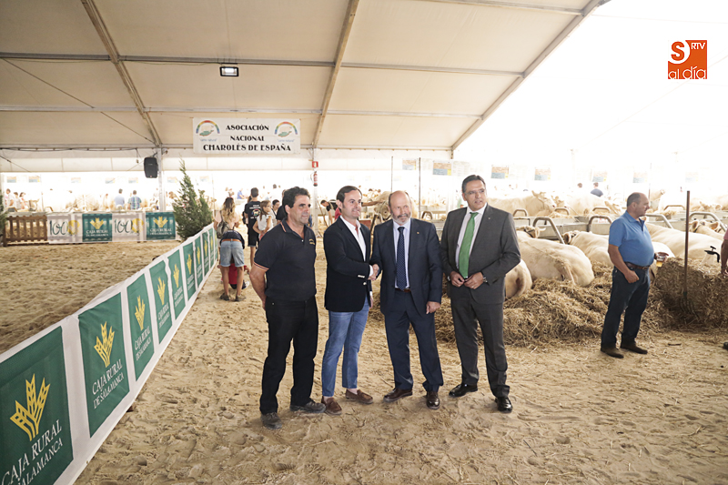 Caja Rural y la Asociación de Charolés renuevan su acuerdo en Salamaq. Fotos: Alejandro López