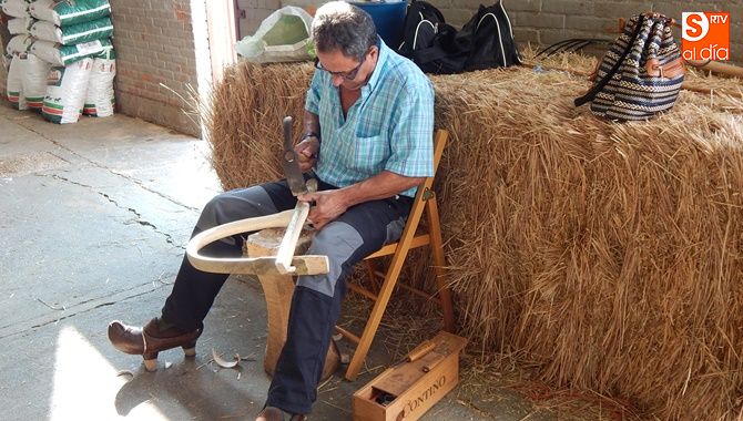 Jacinto Sánchez, ganadero cántabro, con una cebilla de madera