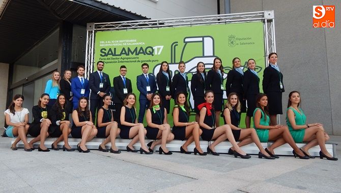 Equipo de azafatas y azafatos profesionales de MH Azafatas