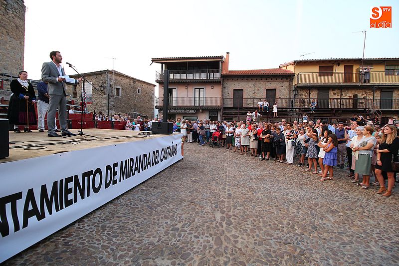 El público aplaudió el entrañable pregón del cineasta