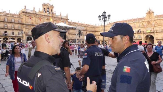 Agentes españoles y portugueses en la Plaza Mayor
