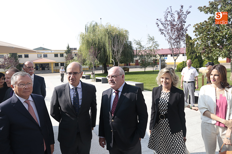 El ministro da Agricultura, Florestas e Desenvolvimiento Rural, Luis Capoulas Santos, al que recibía el presidente de la Diputación de Salamanca, Javier Iglesias / Foto de Alejandro López