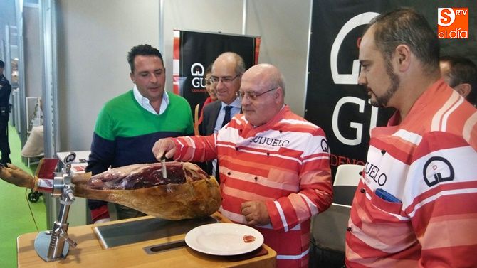 El ministro luso, cortando jamón de Guijuelo, en Salamaq17