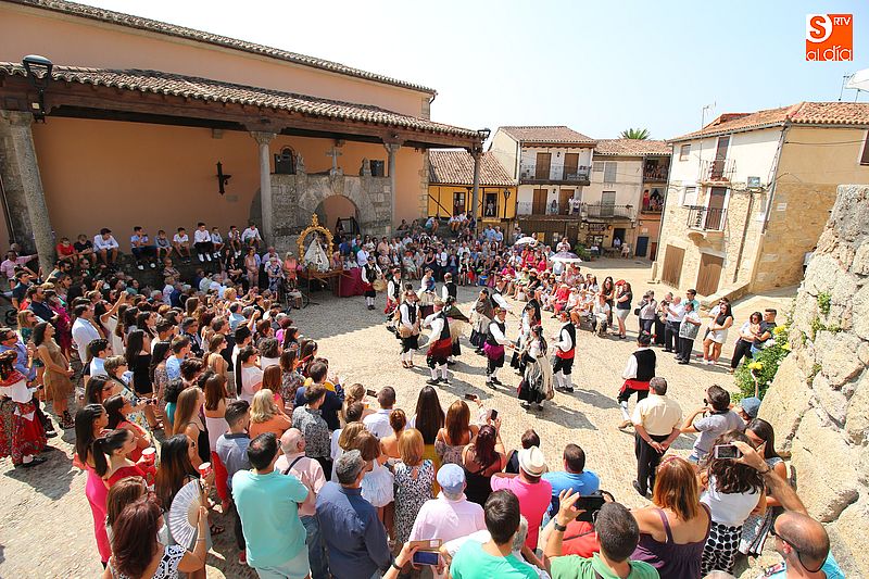 Los vecinos se rinden ante la Virgen de la Cuesta