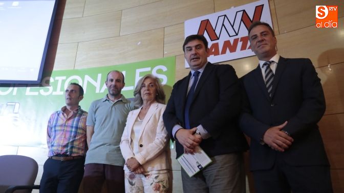 Álvaro Aguarón (segundo por la izda.), en las jornadas profesionales del ibérico. Fotos: Alejandro López