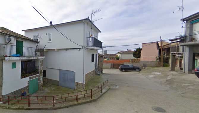 Valdelamatanza dista de El Cerro a 13 kilómetros y tiene en la actualidad 164 habitantes