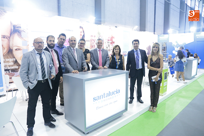 Profesionales de Santa Lucía en el stand del pabellón central