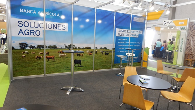 Stand de Banco Caixa Geral en el pabellón central de Salamaq17