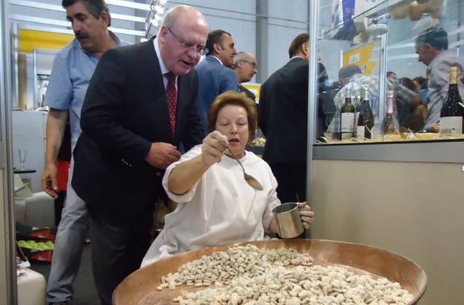 El ministro Luís C. Santos con Dina Morais, de Arte, Sabor e Douro, Torre de Moncorvo