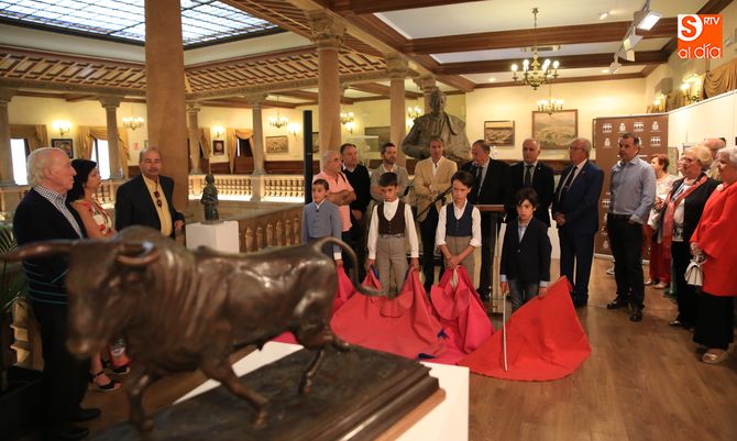 Varios alumnos de la Escuela de Tauromaquia, en la inauguración de la muestra. Foto: Alberto Martín