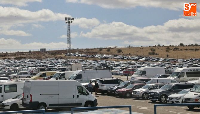 Aparcamiento del recinto ferial, esta mañana de sábado. Foto: Alex López
