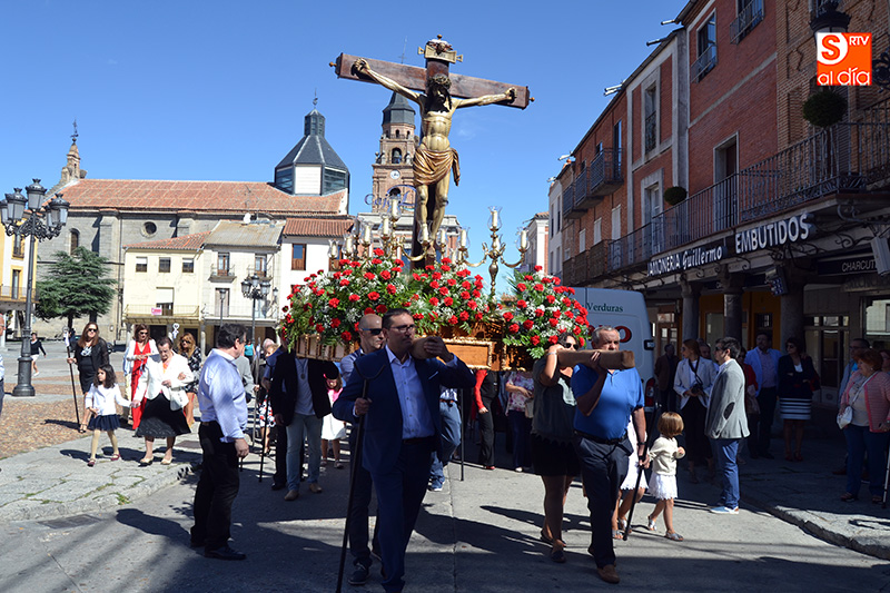 Decenas de personas acompañaban al Santo Cristo de San Luis durante su fiesta anual