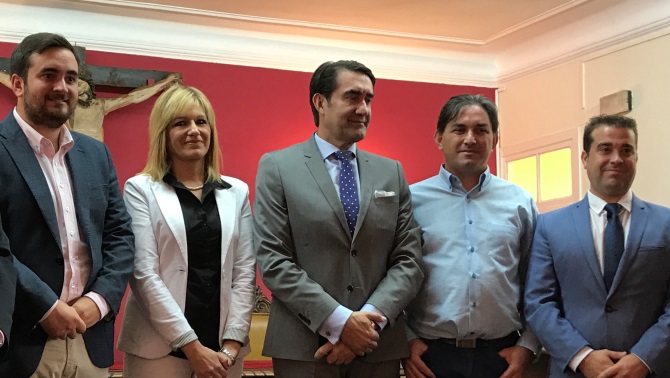 El consejero de Fomento y Medio Ambiente, Juan Carlos Suárez-Quiñones, en una de sus visitas en la provincia de Valladolid