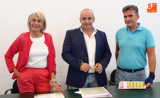 Los concejales María Cuesta y Óscar Casas y el alcalde, Manuel Gago (centro), presentan las actividades