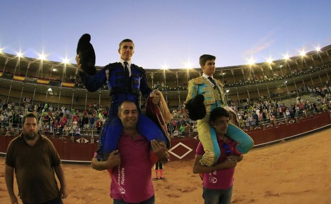 Joao DAlva y Manuel Diosleguarde salen a hombros de La Glorieta. Foto: Miguel Hernández