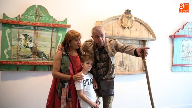 Eusebio y Pilar Mayalde han cedido para la exposición algunos de los tableros de carros con motivos taurinos