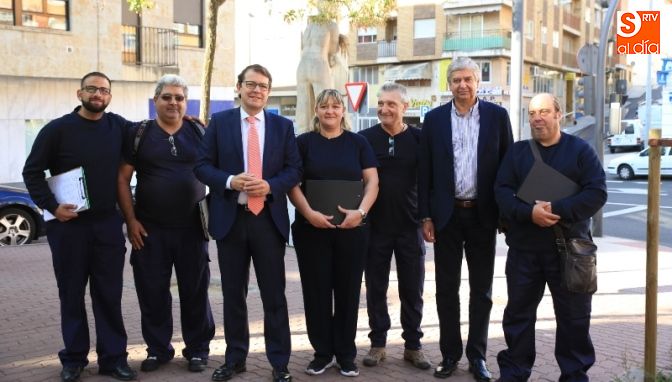 El alcalde de Salamanca, Alfonso Fernández Mañueco, junto a cinco de las ocho personas que forman esta Brigada Salamanca Avisa / Foto de Alberto Martín