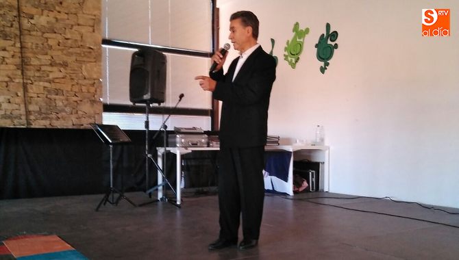 Jesús ‘El Mora’ durante su actuación en el edificio multifuncional de Trabanca / FOTOS: JOSÉ ANTONIO MARTÍN