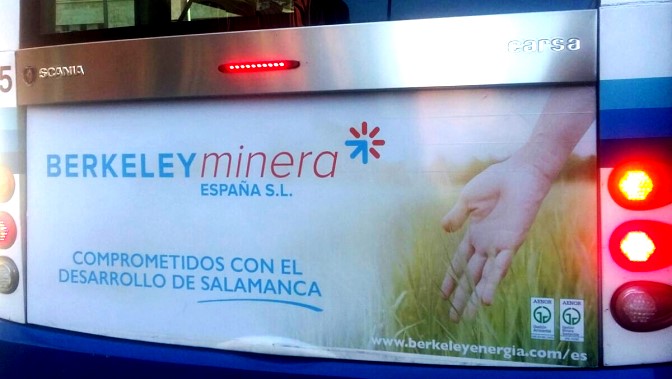 Uno de los carteles publicitarios de los autobuses urbanos, a los que alude Ganemos Salamanca