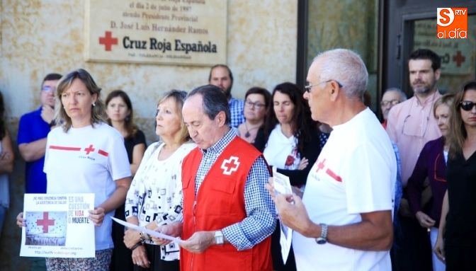 Jesús Juanes, presidente provincial de Cruz Roja, en el centro, en la lectura del comunicado que se hizo público en esta concentración / Foto de Alberto Martín