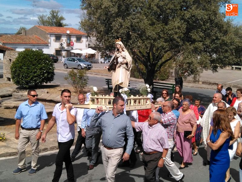 Foto 5 - Decenas de vecinos acompañan a la Virgen del Carmen en los actos religiosos en su honor  