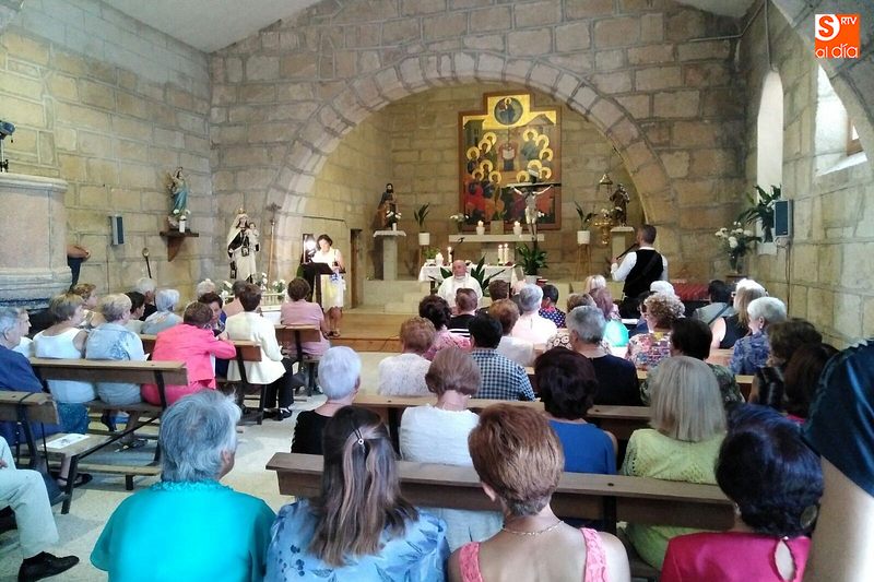 Foto 4 - Decenas de vecinos acompañan a la Virgen del Carmen en los actos religiosos en su honor  