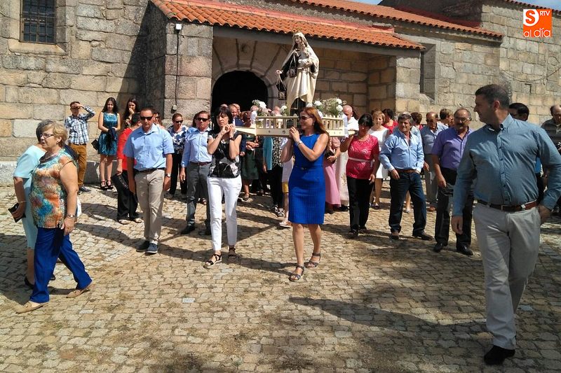 Foto 3 - Decenas de vecinos acompañan a la Virgen del Carmen en los actos religiosos en su honor  