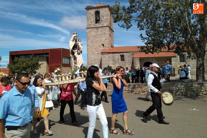 Foto 2 - Decenas de vecinos acompañan a la Virgen del Carmen en los actos religiosos en su honor  