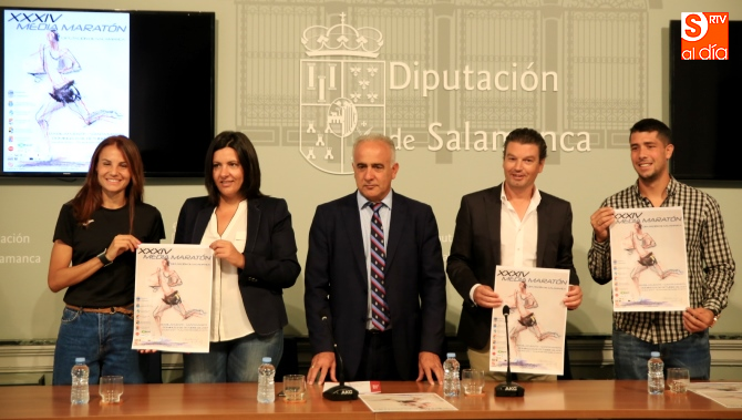 El diputado de Deportes, Jesús María Ortiz, junto al alcalde de Babilafuente, Manuel Palomero, los concejales de Santa Marta y Pelabravo, Silvia González y Javier Marcos, así como Gema Martín, ganadora de la pasada edición / Foto de Alberto Martín