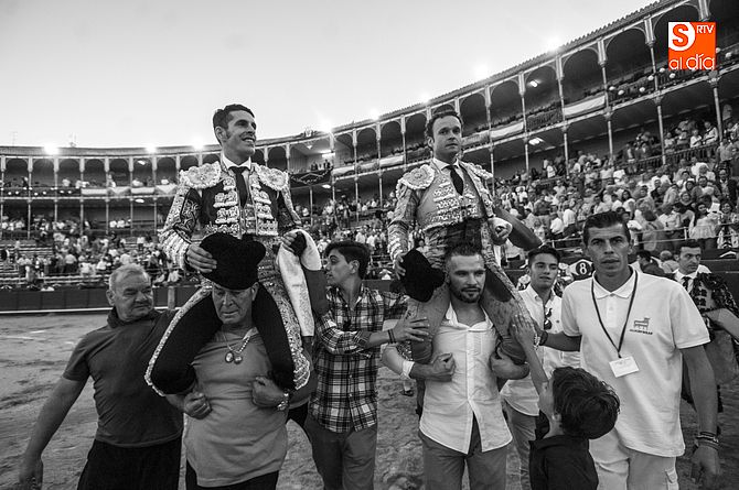 Ferrera y Cayetano a hombros en La Glorieta | FOTOS: Adrián Martín