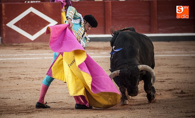 Buen toreo de capote de Antonio Ferrera en su lote. Foto: Adríán Martín