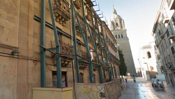 El inmueble, en la Rúa, lleva una década apuntalado