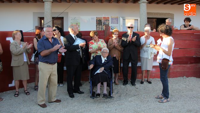 Momento en el que Felisa Martín recibía una placa de manos del alcalde José María Regalado