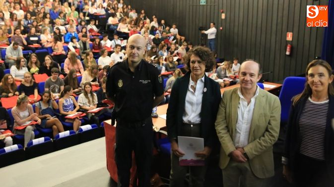 Los alumnos extranjeros, recibidos en el Juan del Enzina. Fotos: Alberto Martín