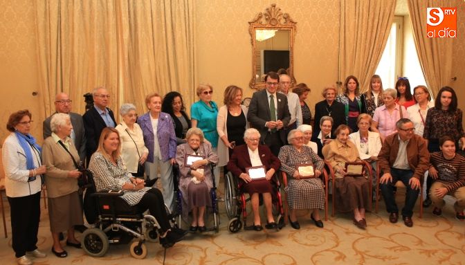 El alcalde, junto a los centenarios y sus familias. Fotos: Alberto Martín